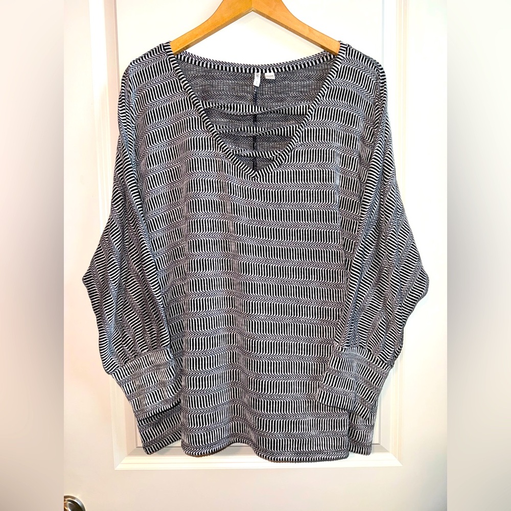 Cato Black and White Patterned V-Neck Blouse Size 22/24W